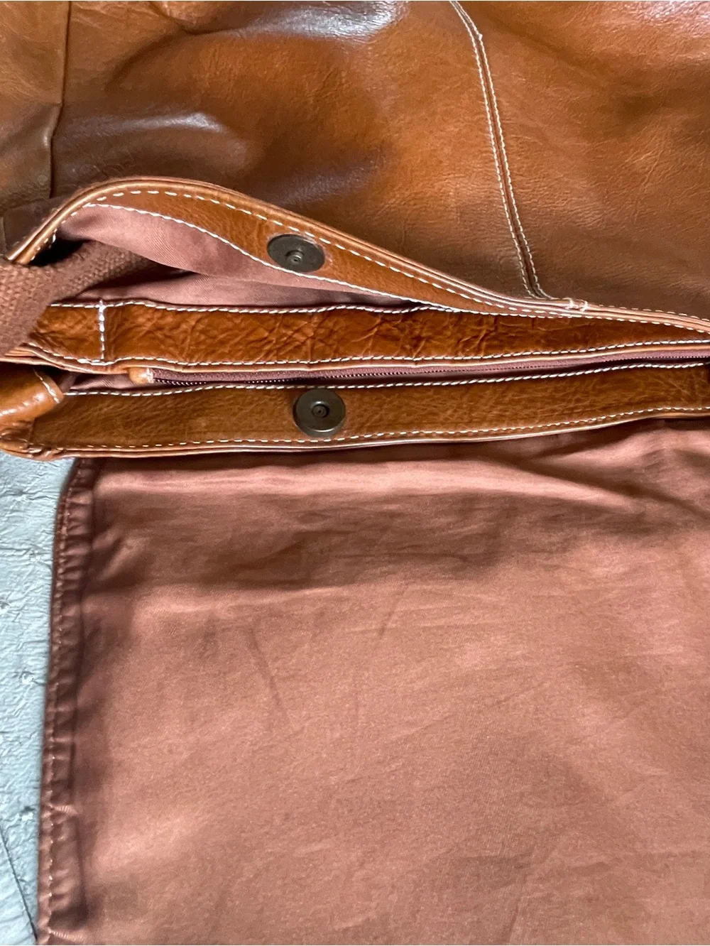Perry Ellis this messenger